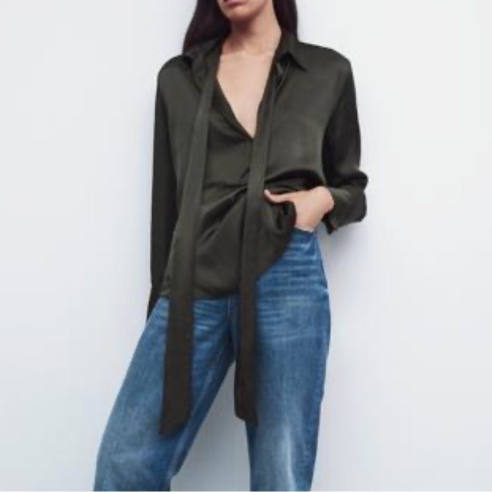 Satin Effect Tie Collar Shirt in Dark Green